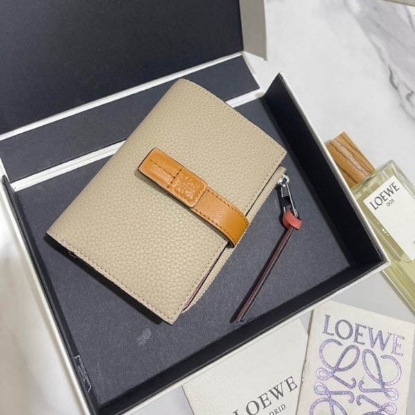 【ロエベ】新作スリムジップ二つ折り財布 偽物 Slim Zip Bifold Wallet loe53059